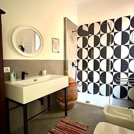 Апартаменты Stylish Interior Design In The Historic Centre A Few Minutes' Walk From The Central Station, With Terrace And Two Bathrooms